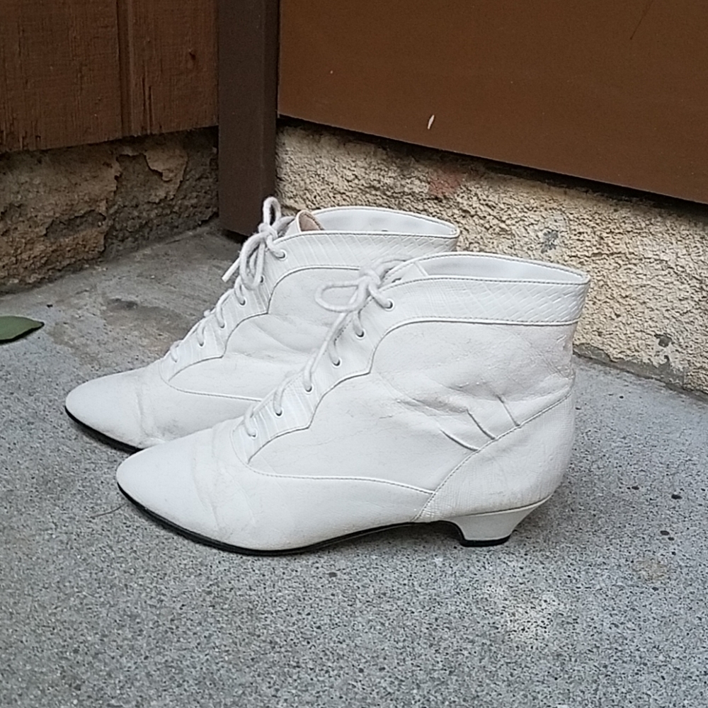 Rad white vintage granny boots! Size 4, 80s does Victorian